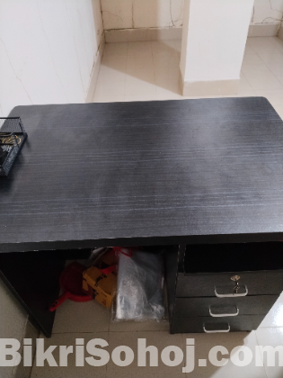 অফিস টেবিল